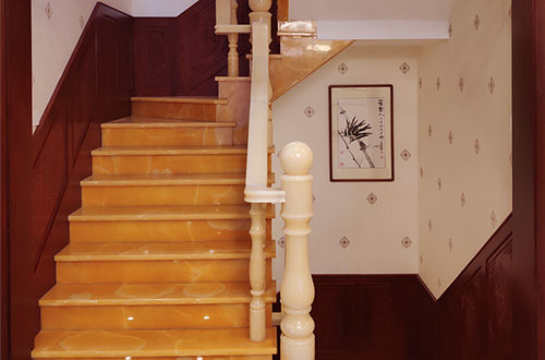 沿河中式别墅室内汉白玉石楼梯的定制安装装饰效果